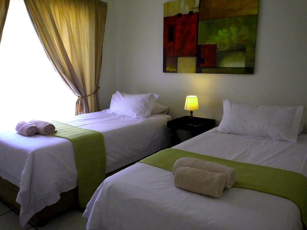 Sunshine Self Catering Apartamento Mbombela Quarto foto